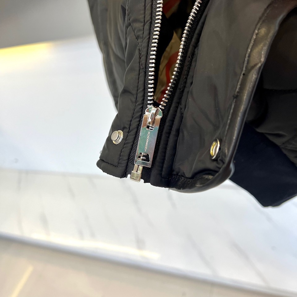 Bur巴宝莉、2025秋冬新品棉服。这款羽绒服采用规整的菱形绗缝工艺，勾勒出立体的几何轮廓，确保羽绒均匀