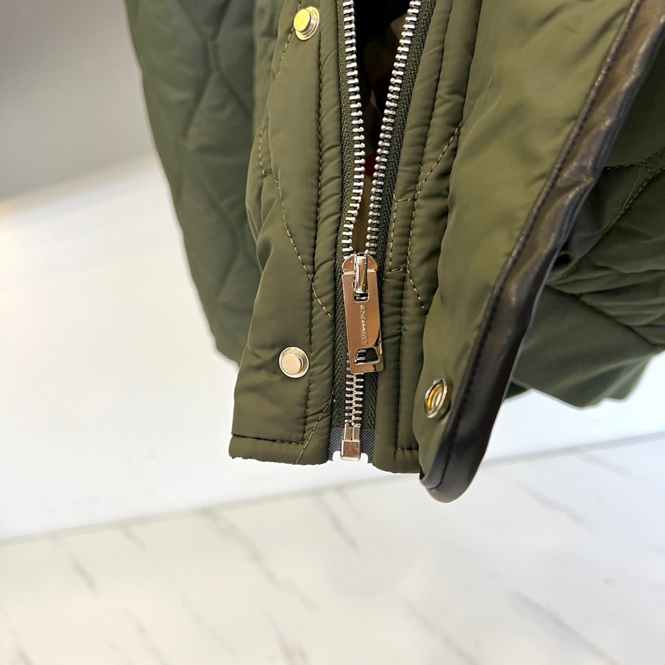 Bur巴宝莉、2025秋冬新品棉服。这款羽绒服采用规整的菱形绗缝工艺，勾勒出立体的几何轮廓，确保羽绒均匀