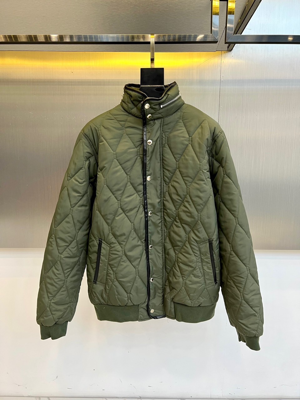 Bur巴宝莉、2025秋冬新品棉服。这款羽绒服采用规整的菱形绗缝工艺，勾勒出立体的几何轮廓，确保羽绒均匀