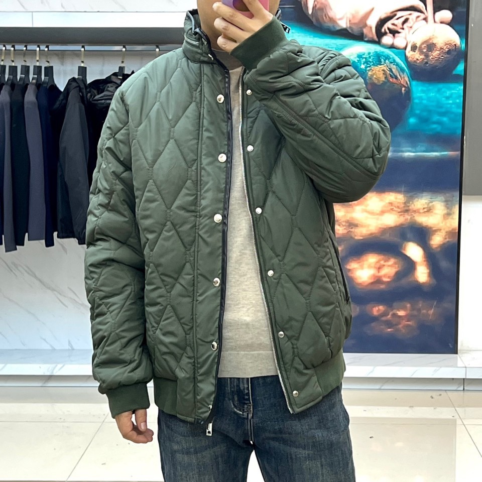 Bur巴宝莉、2025秋冬新品棉服。这款羽绒服采用规整的菱形绗缝工艺，勾勒出立体的几何轮廓，确保羽绒均匀