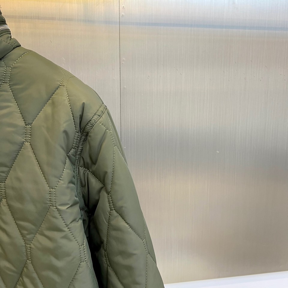 Bur巴宝莉、2025秋冬新品棉服。这款羽绒服采用规整的菱形绗缝工艺，勾勒出立体的几何轮廓，确保羽绒均匀