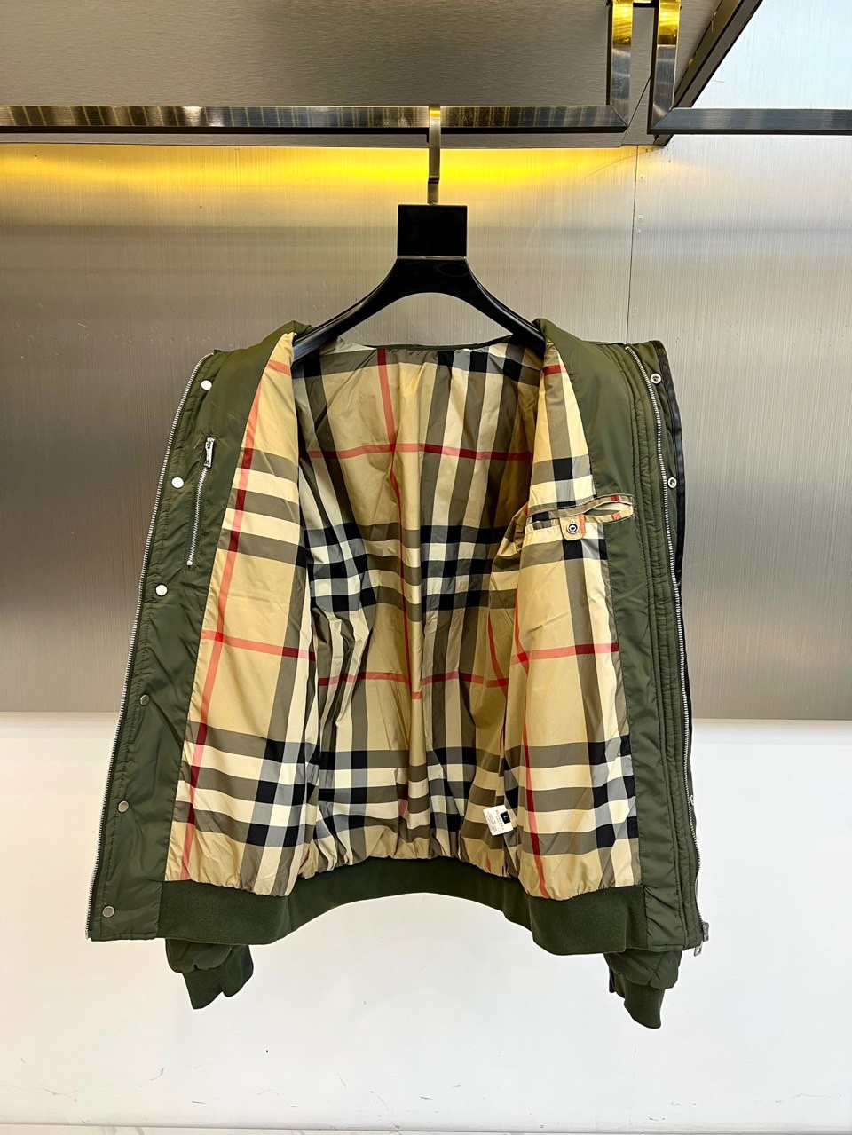 Bur巴宝莉、2025秋冬新品棉服。这款羽绒服采用规整的菱形绗缝工艺，勾勒出立体的几何轮廓，确保羽绒均匀