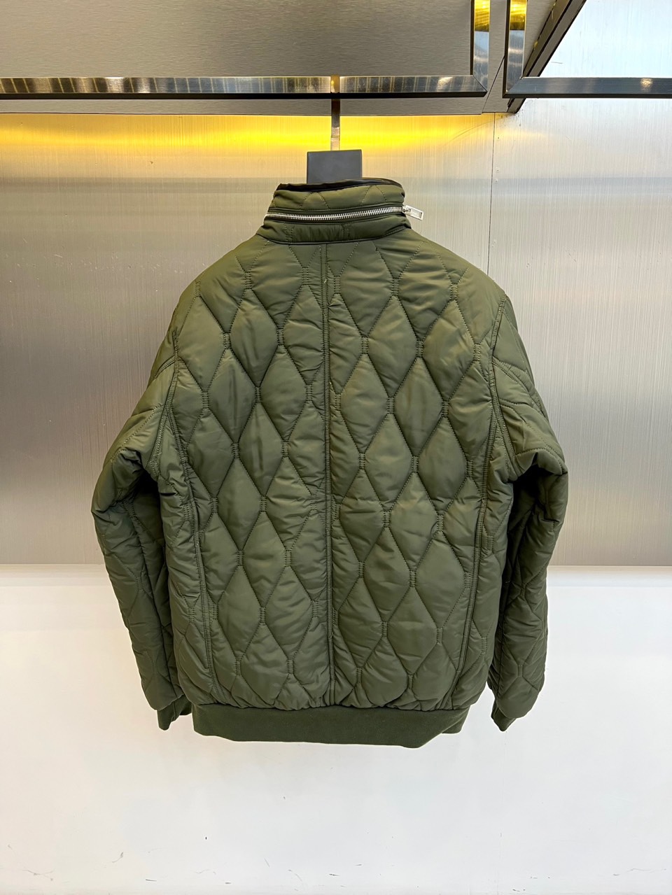 Bur巴宝莉、2025秋冬新品棉服。这款羽绒服采用规整的菱形绗缝工艺，勾勒出立体的几何轮廓，确保羽绒均匀