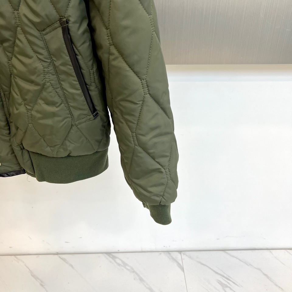 Bur巴宝莉、2025秋冬新品棉服。这款羽绒服采用规整的菱形绗缝工艺，勾勒出立体的几何轮廓，确保羽绒均匀