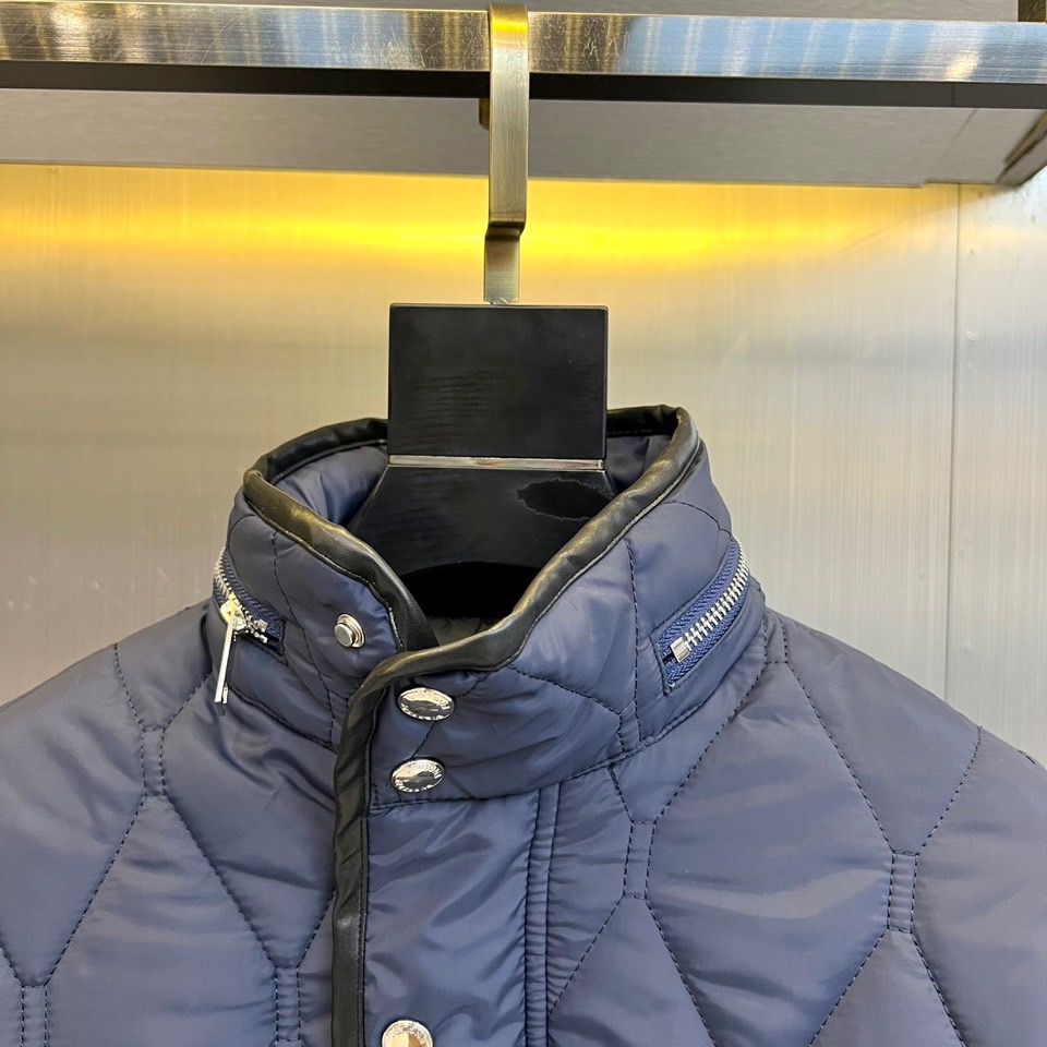 Bur巴宝莉、2025秋冬新品棉服。这款羽绒服采用规整的菱形绗缝工艺，勾勒出立体的几何轮廓，确保羽绒均匀