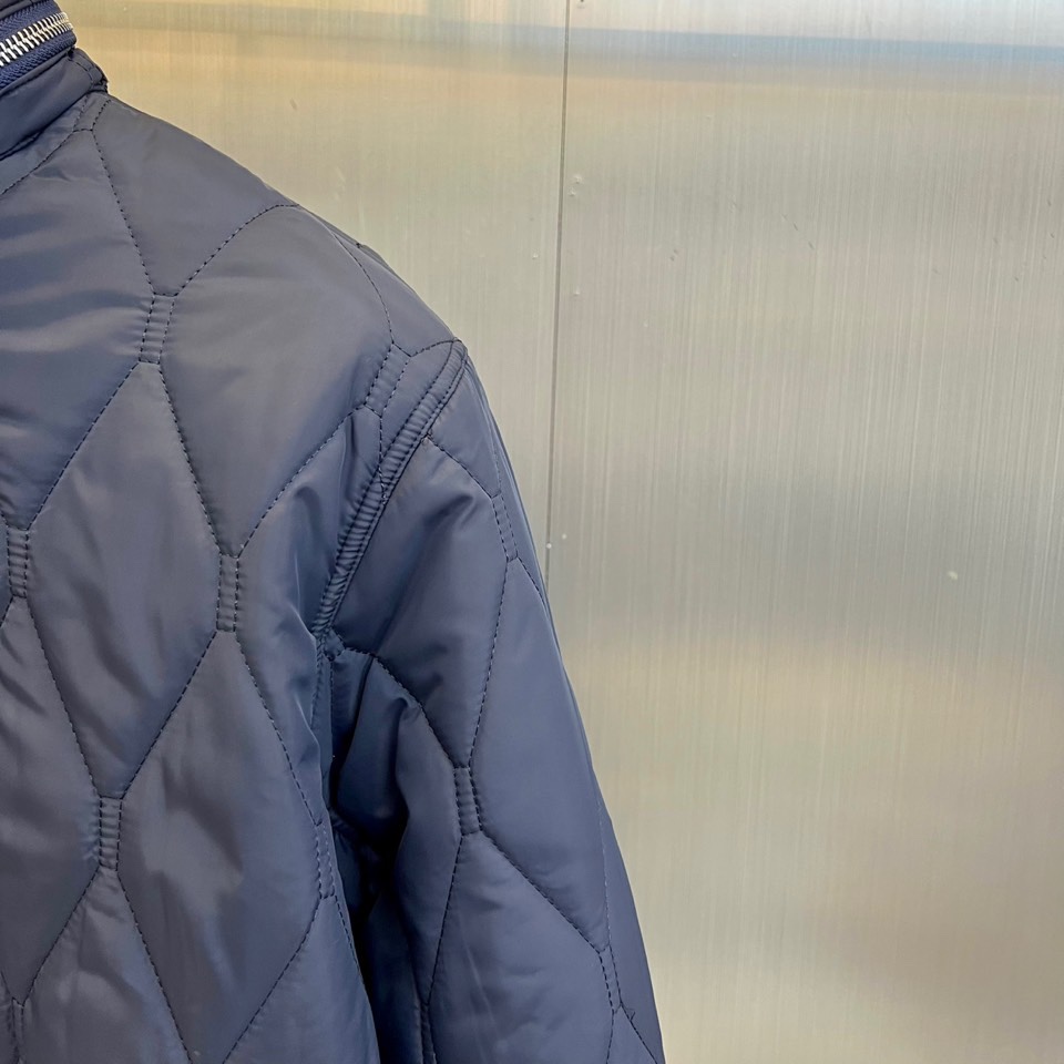 Bur巴宝莉、2025秋冬新品棉服。这款羽绒服采用规整的菱形绗缝工艺，勾勒出立体的几何轮廓，确保羽绒均匀