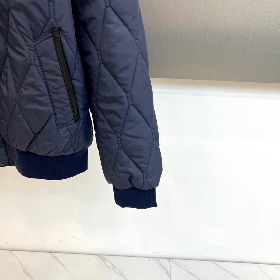 Bur巴宝莉、2025秋冬新品棉服。这款羽绒服采用规整的菱形绗缝工艺，勾勒出立体的几何轮廓，确保羽绒均匀