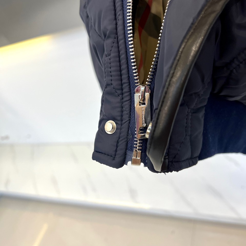 Bur巴宝莉、2025秋冬新品棉服。这款羽绒服采用规整的菱形绗缝工艺，勾勒出立体的几何轮廓，确保羽绒均匀