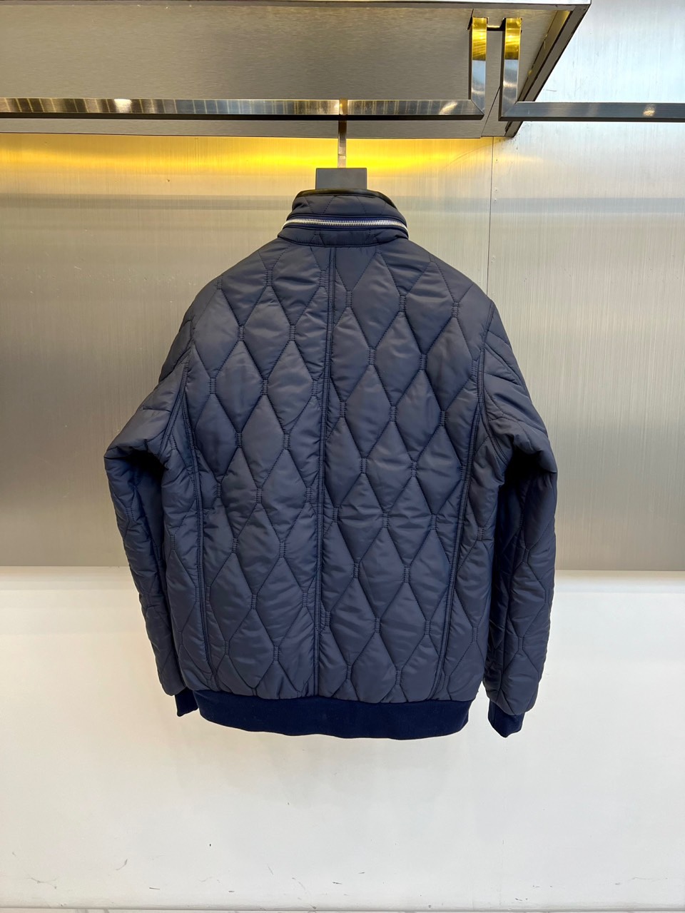 Bur巴宝莉、2025秋冬新品棉服。这款羽绒服采用规整的菱形绗缝工艺，勾勒出立体的几何轮廓，确保羽绒均匀