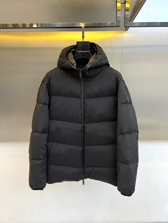 蒙口、2025秋冬新品羽绒服，这款连帽羽绒服采用规整的方块绗缝工艺，勾勒出立体饱满的轮廓线条。黑色拉链自