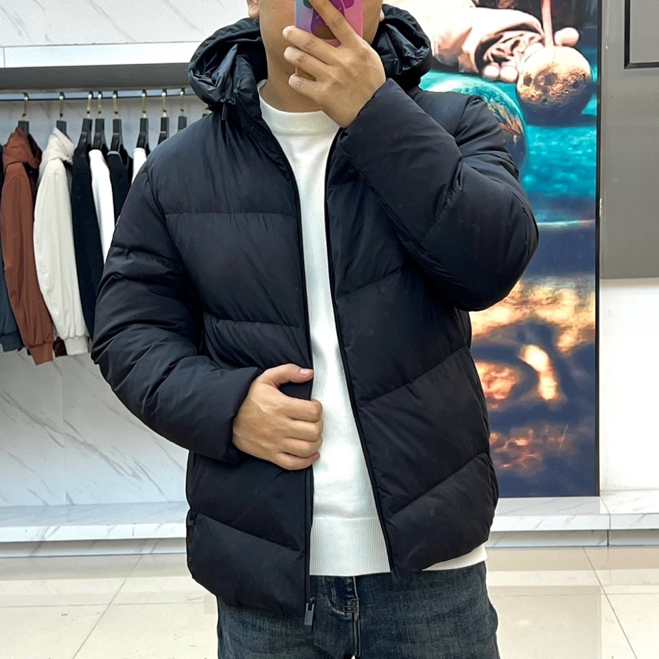 蒙口、2025秋冬新品羽绒服，这款连帽羽绒服采用规整的方块绗缝工艺，勾勒出立体饱满的轮廓线条。黑色拉链自