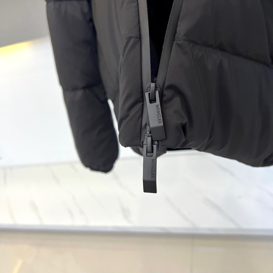 蒙口、2025秋冬新品羽绒服，这款连帽羽绒服采用规整的方块绗缝工艺，勾勒出立体饱满的轮廓线条。黑色拉链自