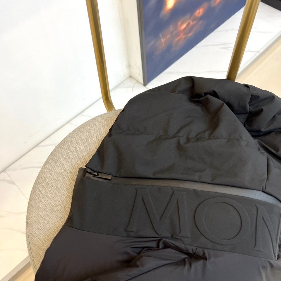 蒙口、2025秋冬新品羽绒服，这款连帽羽绒服采用规整的方块绗缝工艺，勾勒出立体饱满的轮廓线条。黑色拉链自