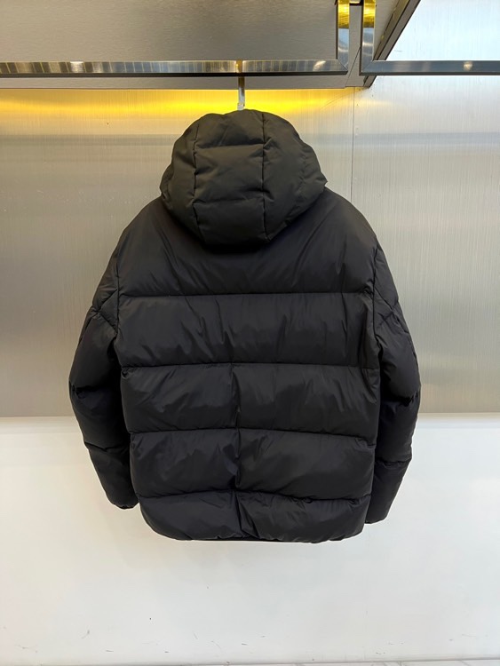 蒙口、2025秋冬新品羽绒服，这款连帽羽绒服采用规整的方块绗缝工艺，勾勒出立体饱满的轮廓线条。黑色拉链自