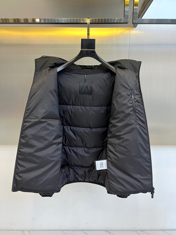 蒙口、2025秋冬新品羽绒服，这款连帽羽绒服采用规整的方块绗缝工艺，勾勒出立体饱满的轮廓线条。黑色拉链自