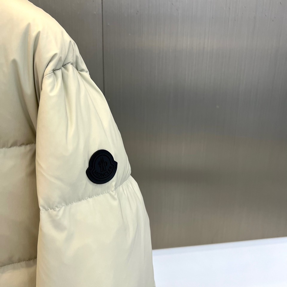 蒙口、2025秋冬新品羽绒服，这款连帽羽绒服采用规整的方块绗缝工艺，勾勒出立体饱满的轮廓线条。黑色拉链自