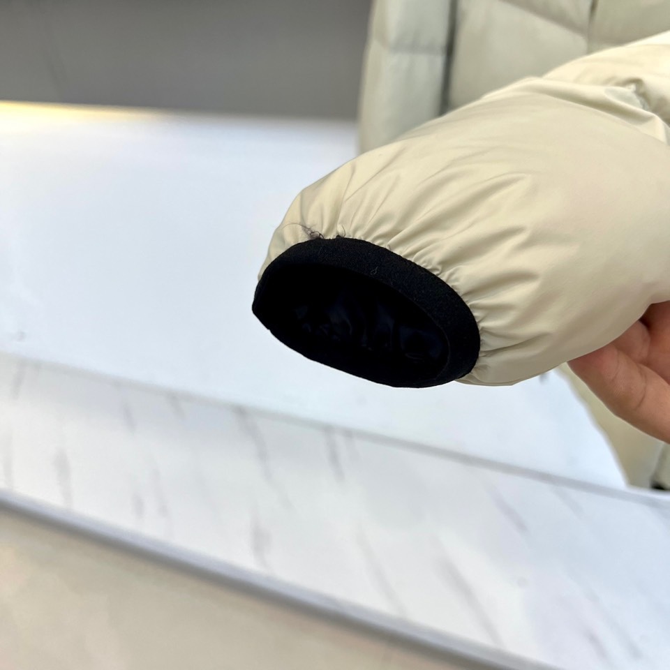 蒙口、2025秋冬新品羽绒服，这款连帽羽绒服采用规整的方块绗缝工艺，勾勒出立体饱满的轮廓线条。黑色拉链自