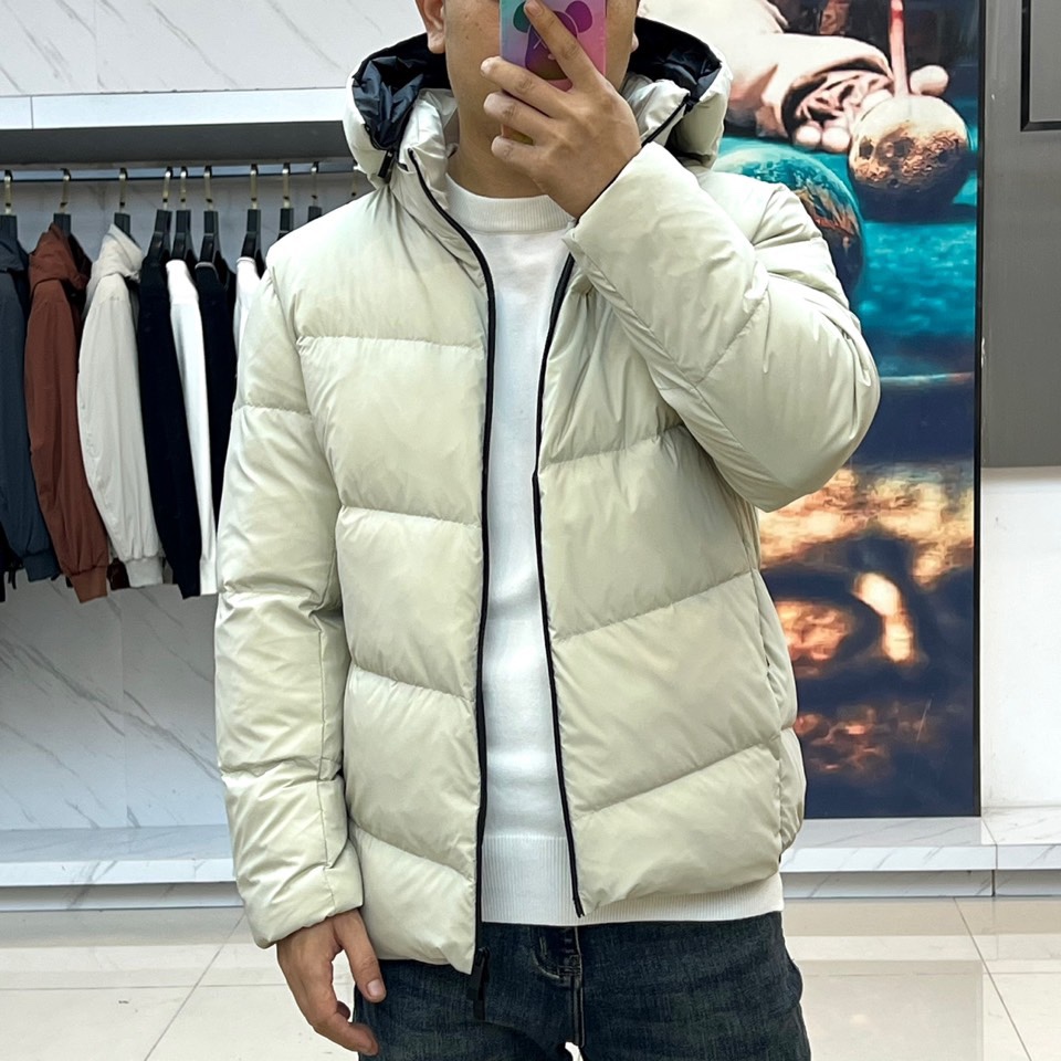 蒙口、2025秋冬新品羽绒服，这款连帽羽绒服采用规整的方块绗缝工艺，勾勒出立体饱满的轮廓线条。黑色拉链自