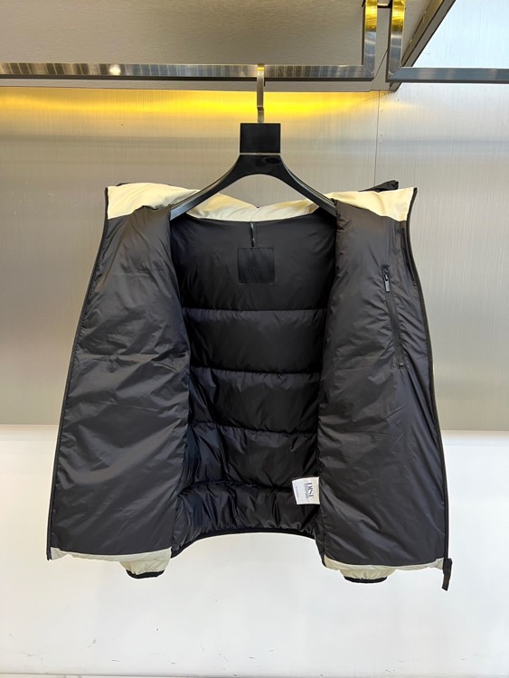 蒙口、2025秋冬新品羽绒服，这款连帽羽绒服采用规整的方块绗缝工艺，勾勒出立体饱满的轮廓线条。黑色拉链自