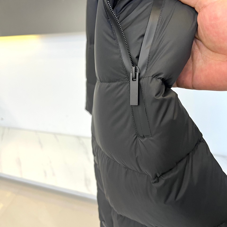 Mon蒙口（纯鹅绒）、2025秋冬新品长款羽绒服，以经典黑色演绎冬日奢华防护美学。这款羽绒服采用100%