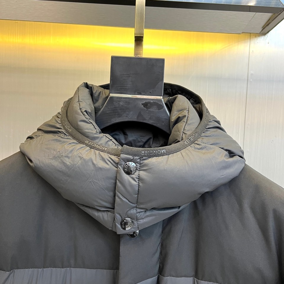 Mon蒙口（纯鹅绒）、2025秋冬新品长款羽绒服，以经典黑色演绎冬日奢华防护美学。这款羽绒服采用100%