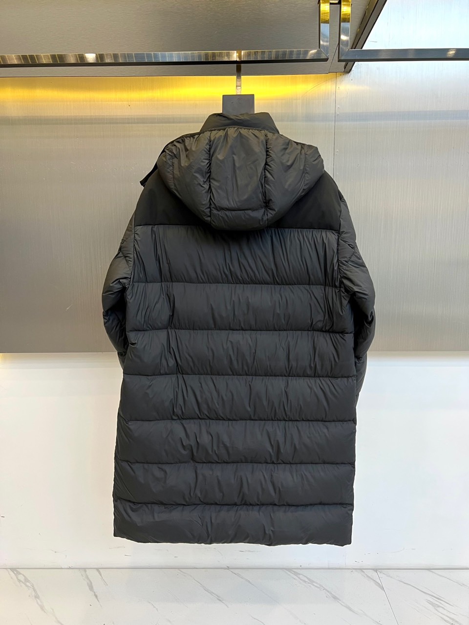 Mon蒙口（纯鹅绒）、2025秋冬新品长款羽绒服，以经典黑色演绎冬日奢华防护美学。这款羽绒服采用100%