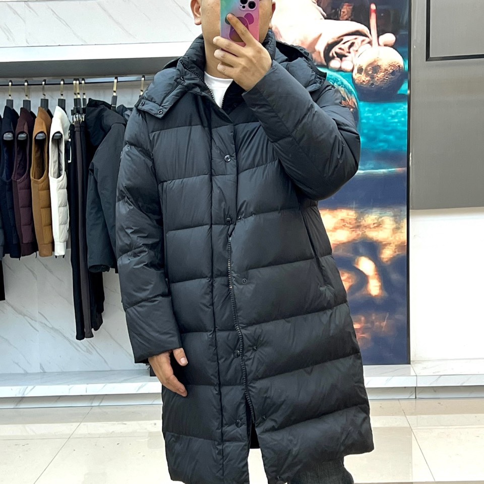 Mon蒙口（纯鹅绒）、2025秋冬新品长款羽绒服，以经典黑色演绎冬日奢华防护美学。这款羽绒服采用100%