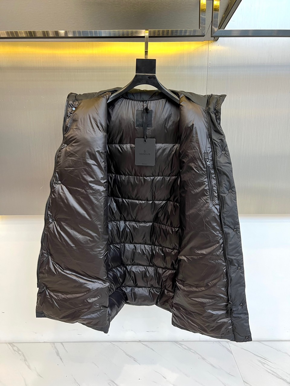 Mon蒙口（纯鹅绒）、2025秋冬新品长款羽绒服，以经典黑色演绎冬日奢华防护美学。这款羽绒服采用100%