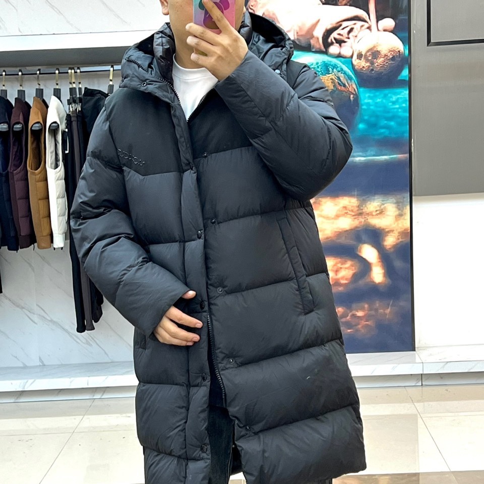 Mon蒙口（纯鹅绒）、2025秋冬新品长款羽绒服，以经典黑色演绎冬日奢华防护美学。这款羽绒服采用100%
