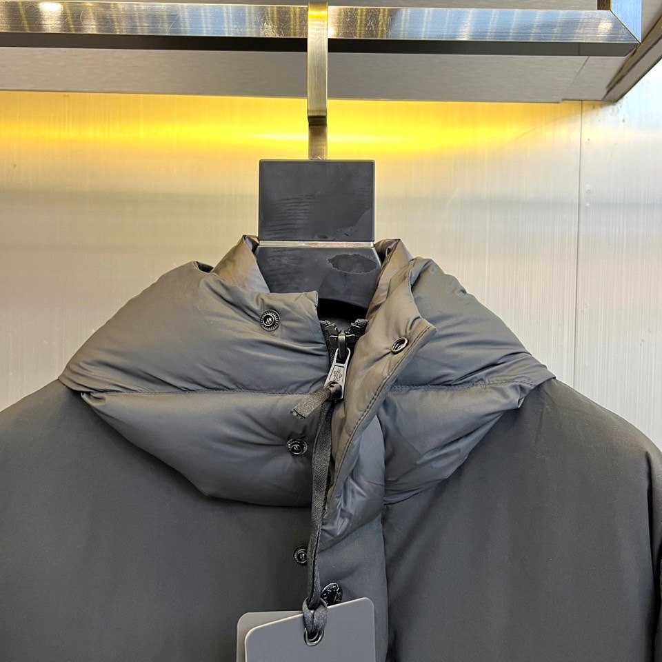 Mon蒙口（纯鹅绒）、2025秋冬新品长款羽绒服，以经典黑色演绎冬日奢华防护美学。这款羽绒服采用100%