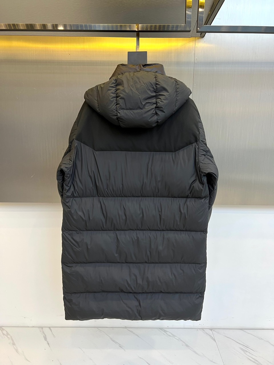 Mon蒙口（纯鹅绒）、2025秋冬新品长款羽绒服，以经典黑色演绎冬日奢华防护美学。这款羽绒服采用100%