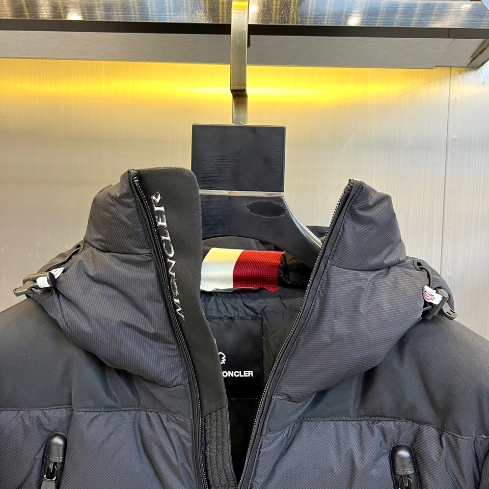 MON蒙口（白鹅绒）、2025秋冬新作滑雪服，以阿尔卑斯山系基因重塑专业防护美学。款式采用连帽设计搭配可