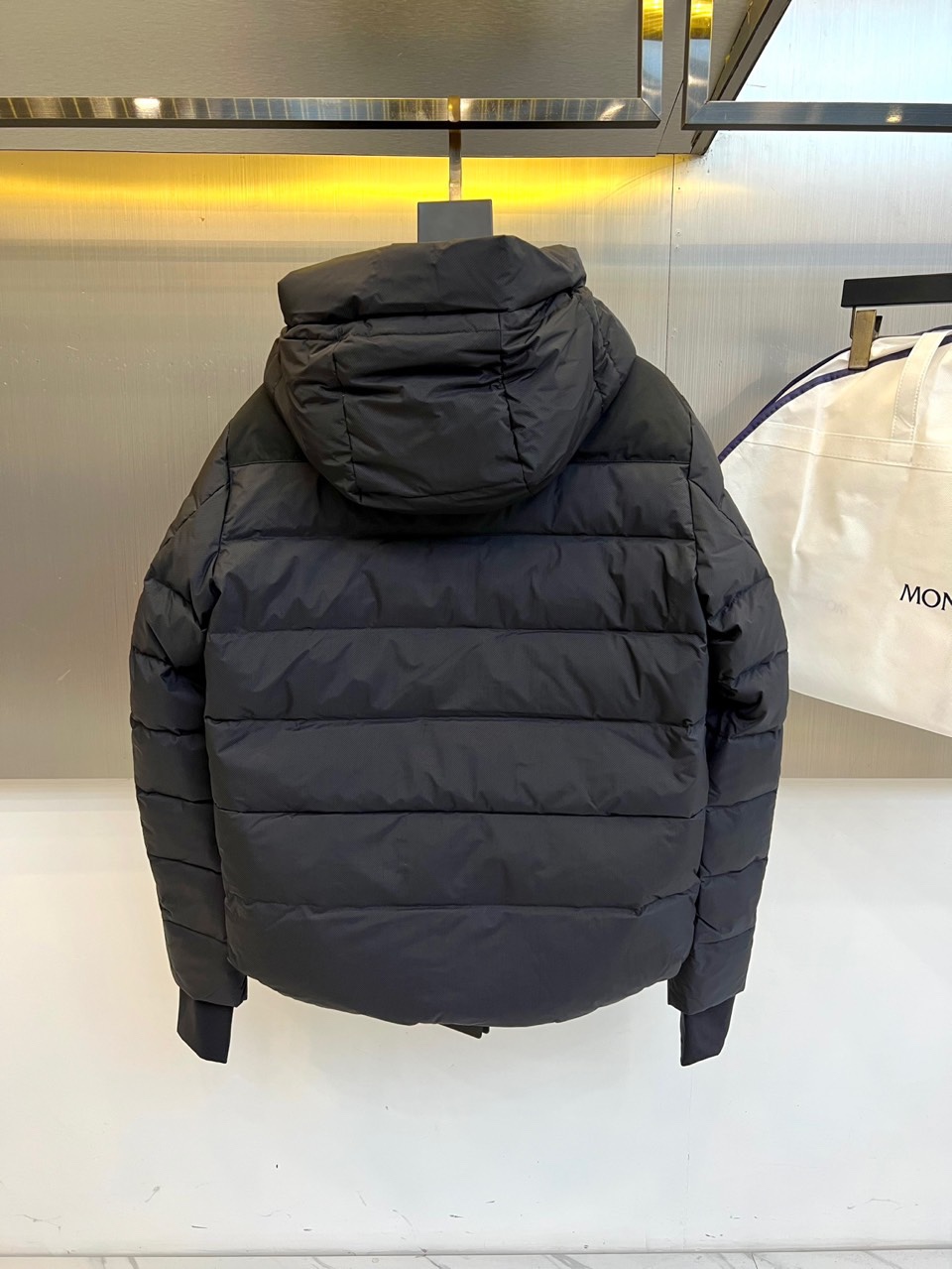 MON蒙口（白鹅绒）、2025秋冬新作滑雪服，以阿尔卑斯山系基因重塑专业防护美学。款式采用连帽设计搭配可