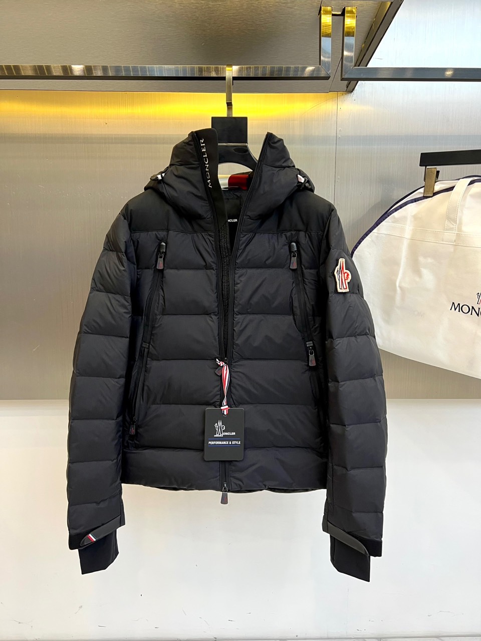 MON蒙口（白鹅绒）、2025秋冬新作滑雪服，以阿尔卑斯山系基因重塑专业防护美学。款式采用连帽设计搭配可