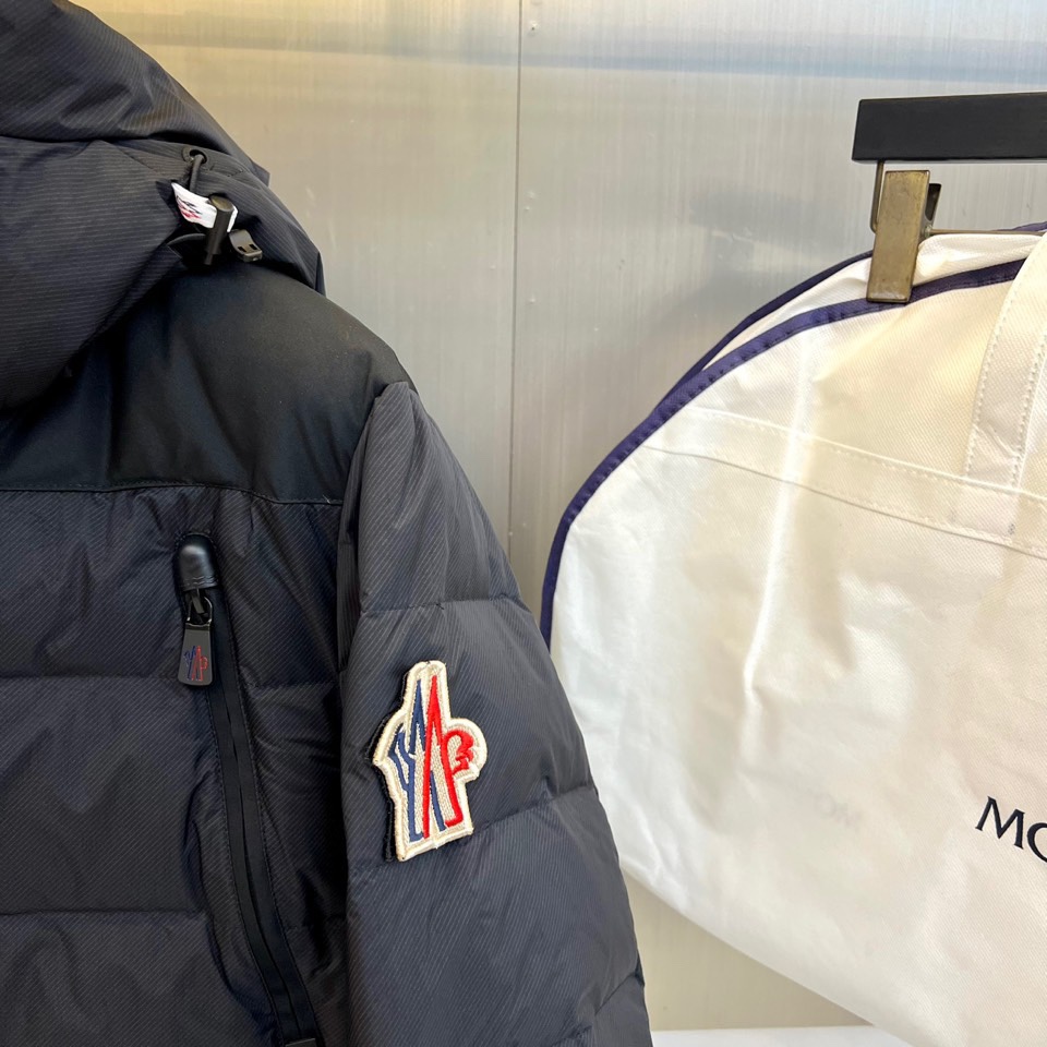 MON蒙口（白鹅绒）、2025秋冬新作滑雪服，以阿尔卑斯山系基因重塑专业防护美学。款式采用连帽设计搭配可