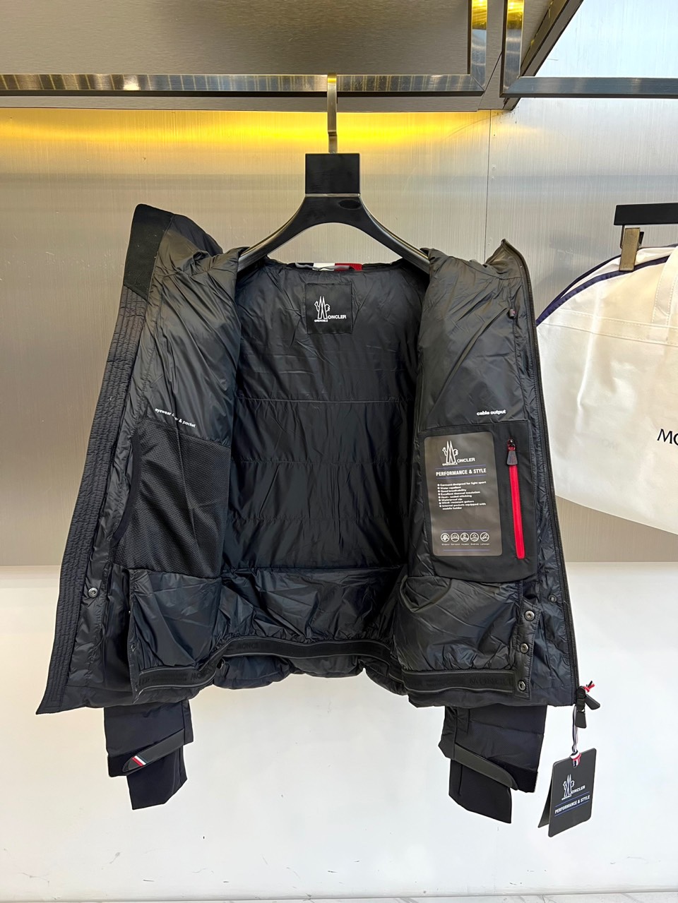 MON蒙口（白鹅绒）、2025秋冬新作滑雪服，以阿尔卑斯山系基因重塑专业防护美学。款式采用连帽设计搭配可