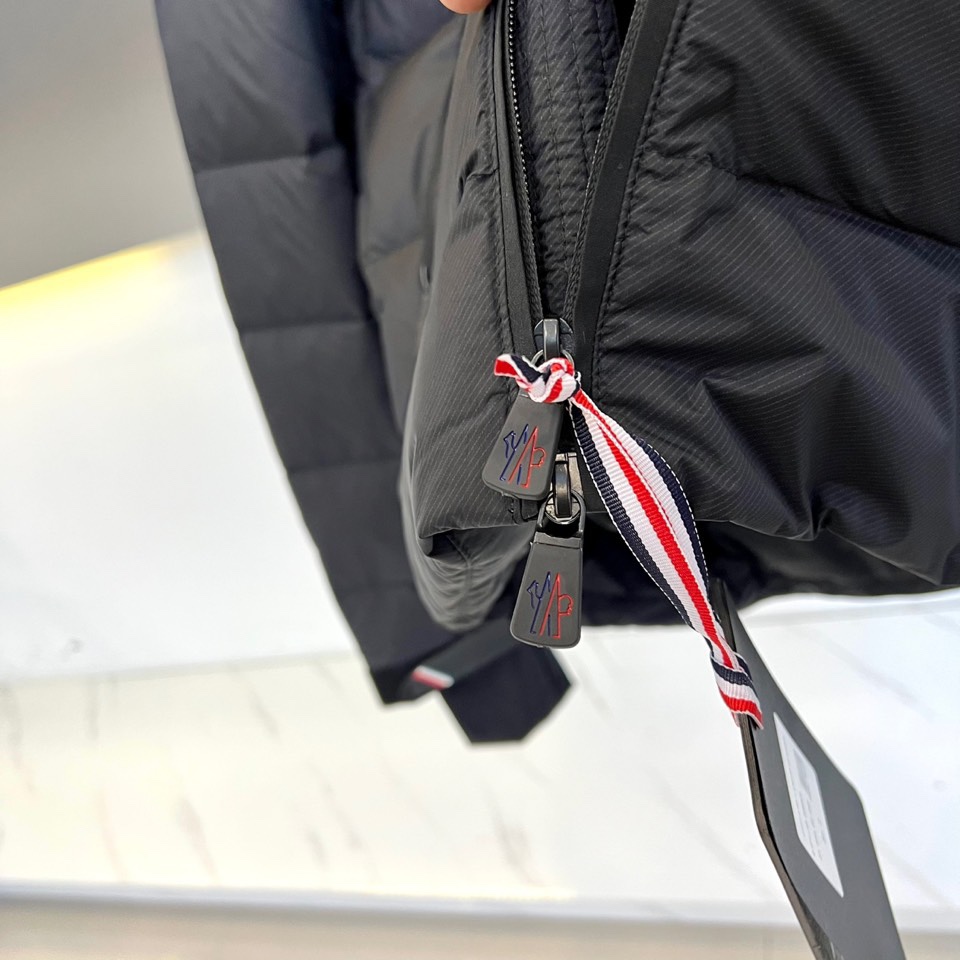 MON蒙口（白鹅绒）、2025秋冬新作滑雪服，以阿尔卑斯山系基因重塑专业防护美学。款式采用连帽设计搭配可