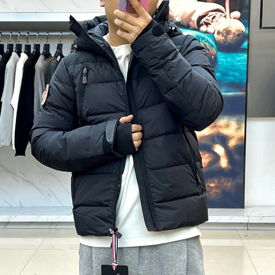 MON蒙口（白鹅绒）、2025秋冬新作滑雪服，以阿尔卑斯山系基因重塑专业防护美学。款式采用连帽设计搭配可