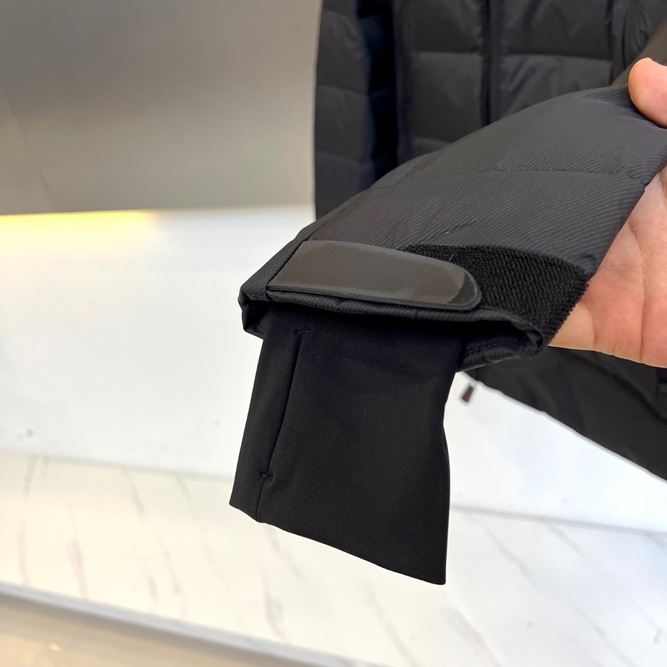 MON蒙口（白鹅绒）、2025秋冬新作滑雪服，以阿尔卑斯山系基因重塑专业防护美学。款式采用连帽设计搭配可