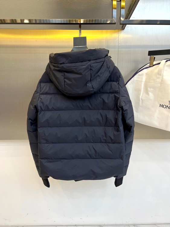 MON蒙口（白鹅绒）、2025秋冬新作滑雪服，以阿尔卑斯山系基因重塑专业防护美学。款式采用连帽设计搭配可