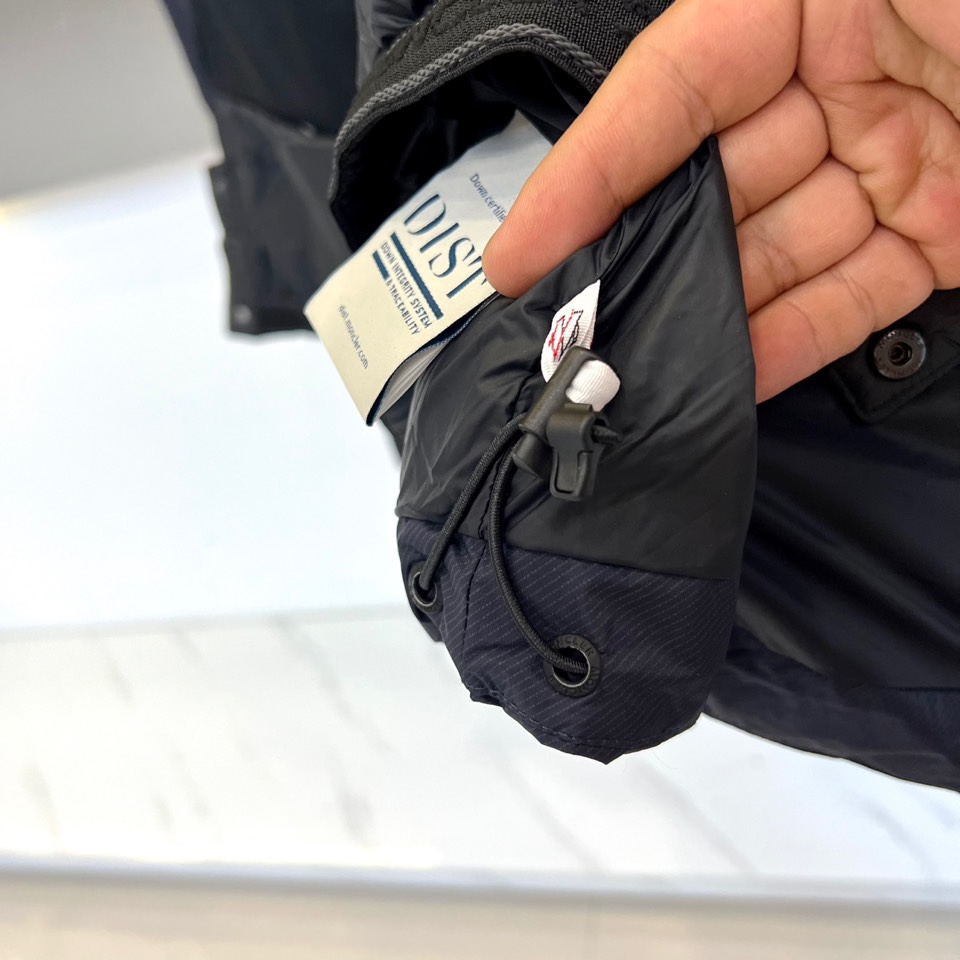 MON蒙口（白鹅绒）、2025秋冬新作滑雪服，以阿尔卑斯山系基因重塑专业防护美学。款式采用连帽设计搭配可