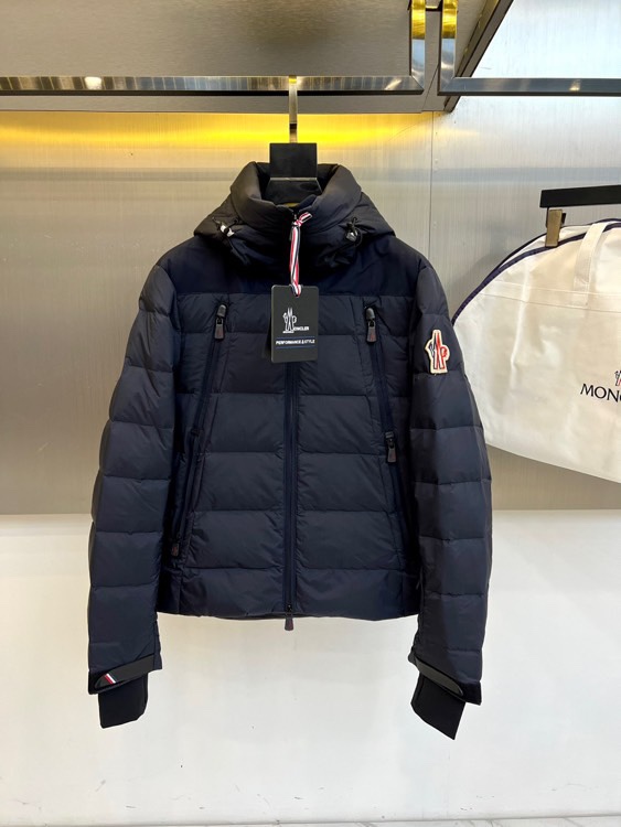 MON蒙口（白鹅绒）、2025秋冬新作滑雪服，以阿尔卑斯山系基因重塑专业防护美学。款式采用连帽设计搭配可