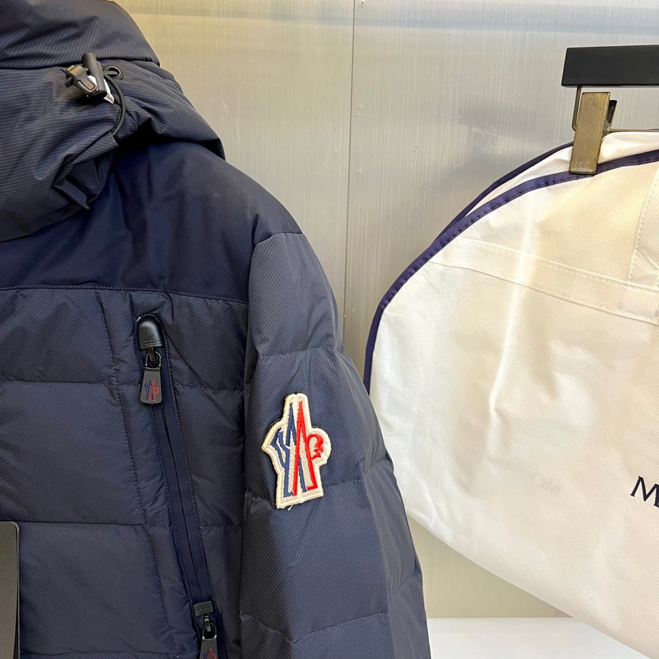 MON蒙口（白鹅绒）、2025秋冬新作滑雪服，以阿尔卑斯山系基因重塑专业防护美学。款式采用连帽设计搭配可