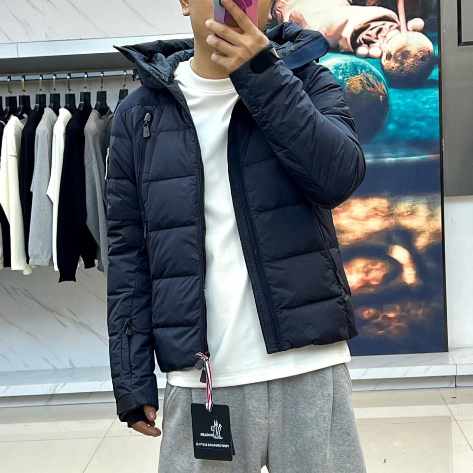 MON蒙口（白鹅绒）、2025秋冬新作滑雪服，以阿尔卑斯山系基因重塑专业防护美学。款式采用连帽设计搭配可