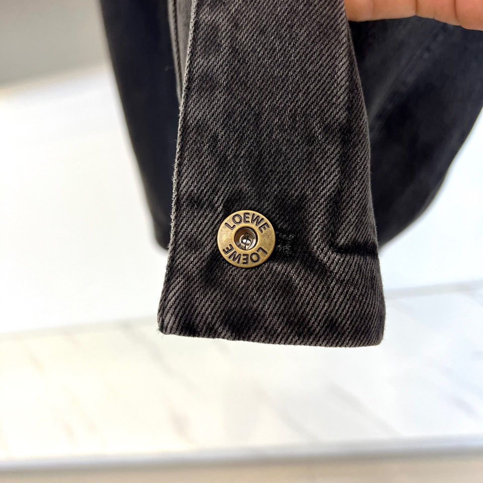 LOEW罗意威（鹅绒）、2025秋冬新品男士羽绒牛仔外套，以深灰色调演绎复古与现代的完美交融。款式采用经