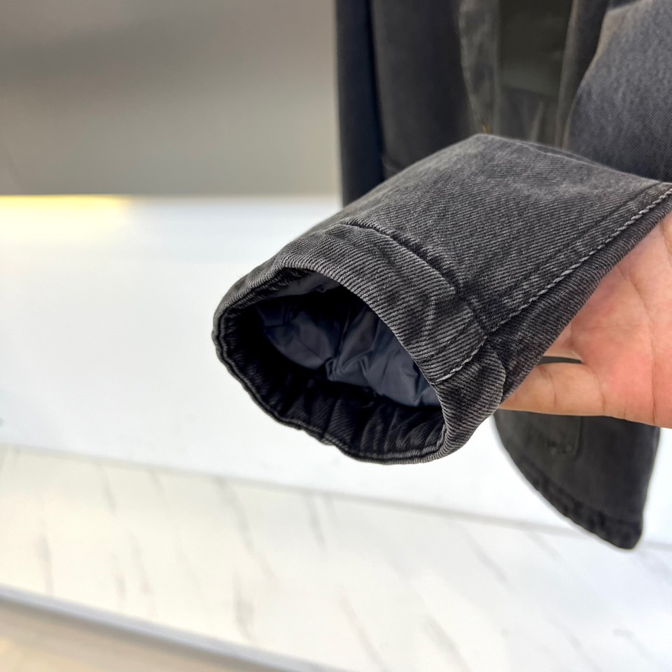 LOEW罗意威（鹅绒）、2025秋冬新品男士羽绒牛仔外套，以深灰色调演绎复古与现代的完美交融。款式采用经