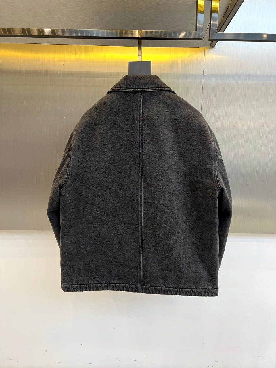 LOEW罗意威（鹅绒）、2025秋冬新品男士羽绒牛仔外套，以深灰色调演绎复古与现代的完美交融。款式采用经