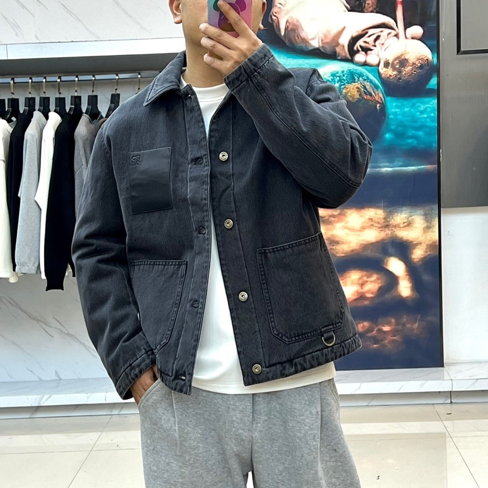 LOEW罗意威（鹅绒）、2025秋冬新品男士羽绒牛仔外套，以深灰色调演绎复古与现代的完美交融。款式采用经