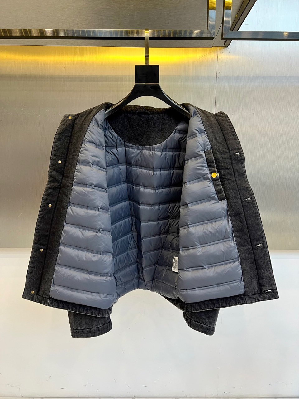 LOEW罗意威（鹅绒）、2025秋冬新品男士羽绒牛仔外套，以深灰色调演绎复古与现代的完美交融。款式采用经