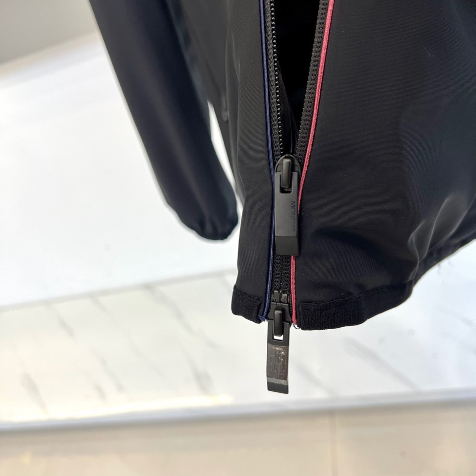 Mon蒙口（白鹅绒）、2025秋冬新品 MONCLER都市轻羽连帽外套。黑色连帽设计搭配中央顺滑拉链系统